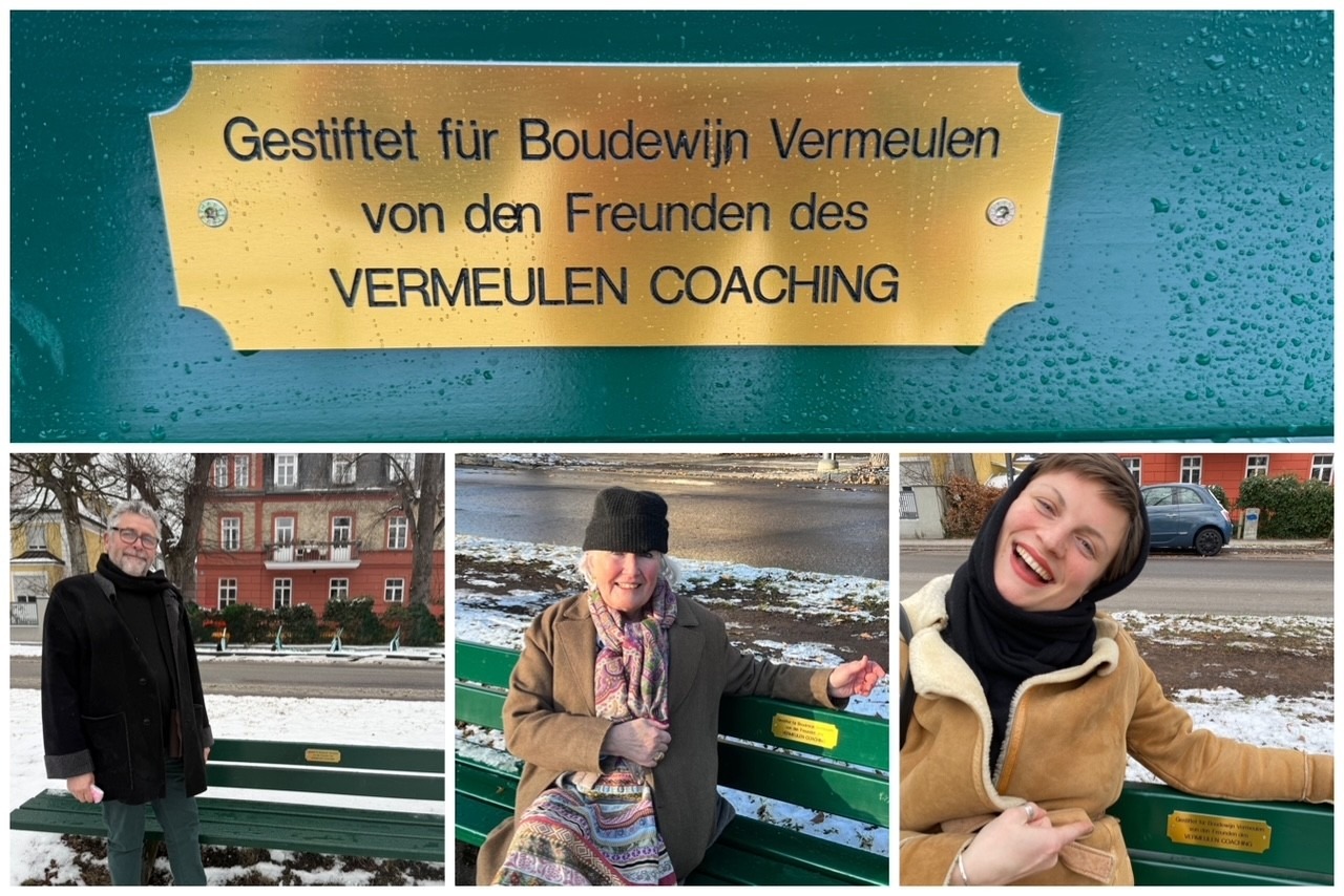 Auf der Collage sieht man vier Motive einer Parkbank. Oben große eine Plakette mit der Aufschrift "Gestiftet für Boudewijn Vermeulen von den Freunden des VERMEULEN COACHING". Im Bild links darunter einen Mann, der im Winter neben der Parkbank steht. Daneben je ein Bild von einer ältere und einer jüngeren Frau, die lachend auf der Parkbank sitzen. Ebenfalls im Winter.