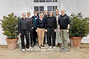 Gruppe von Teilnehmer:innen mit Dr. Eva Kinast beim Coaching-Seminar zum Zwei-Kräfte-Prozess auf Gut Sedlbrunn im März 2026