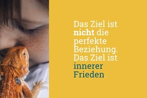 Frau mit Bartagame und dem Zitat „Das Ziel ist nicht die perfekte Beziehung. Das Ziel ist innerer Frieden.“ | DR. EVA KINAST® - Kaderschmiede für Führungskräfte & Coaches