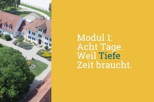 Luftaufnahme des Tagungshotels Gut Sedlbrunn mit dem Schriftzug „Modul 1: Acht Tage. Weil Tiefe Zeit braucht.“ Die acht Tage Business Coach-Ausbildung bilden den Auftakt der Ausbildung. DR. EVA KINAST® – Kaderschmiede für Führungskräfte & Coaches.