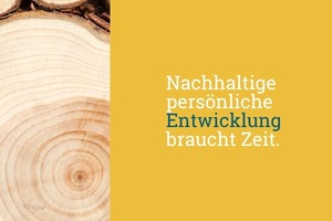 Querschnitt eines Baumstamms mit Jahresringen. Daneben steht auf gelbem Hintergrund: „Nachhaltige persönliche Entwicklung braucht Zeit.“ DR. EVA KINAST® - Kaderschmiede für Führungskräfte & Coaches